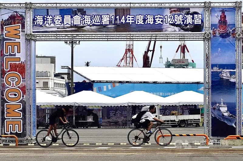 海洋委員會民國109年開始辦理國家海洋日活動,今年邁入第6屆,此次以「海安12號演習」及「海洋戲劇藝文展演」為主題,盼深化民眾認識海洋。圖為海委會海巡署在高雄港16、17號碼頭「海安12號演習」布置場景。中央社記者董俊志攝 114年6月5日