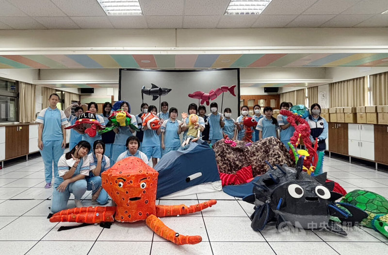 新竹市光復高中幼保科設計原創戲劇「波濤之下」,融合光影偶、實體大型偶與改編音樂,探討生態保育、族群共融、校園霸凌與社會偏見等議題,5日展演該劇道具與角色。中央社記者郭宣彣攝 114年6月5日