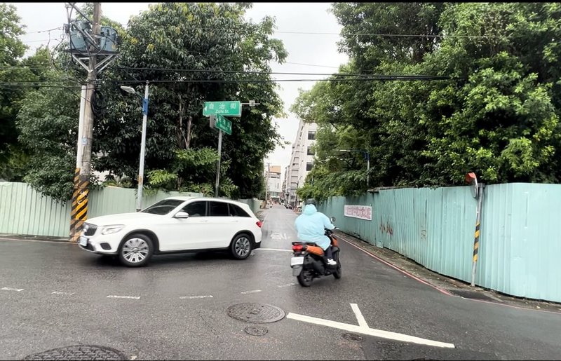 位於新北市中和區的市定古蹟「太武山莊」產權屬金門縣政府,其外部圍籬成為交通視線死角,相關單位5日會勘後,將要求金門縣府改善為通透性圍籬。(張嘉玲服務處提供)中央社記者黃旭昇新北市傳真 114年6月5日