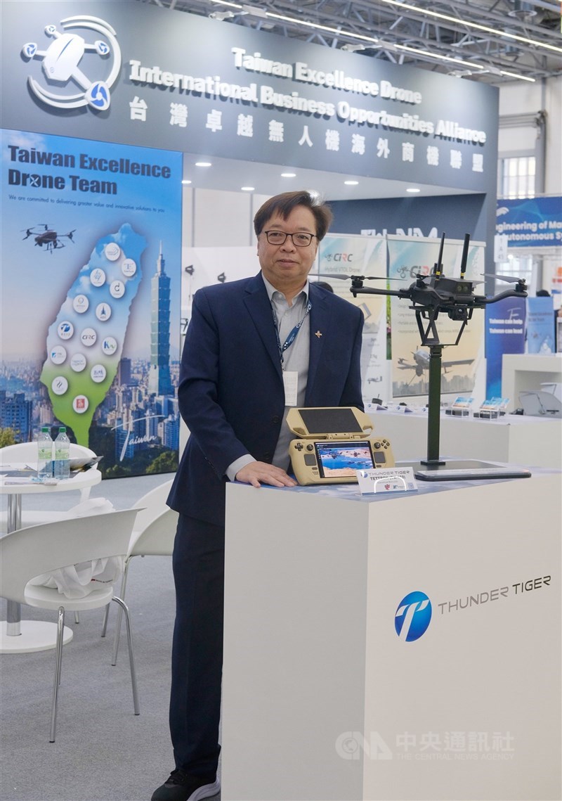 圖為雷虎科技策略長張峰寧2025年2月參加歐洲航太無人機載具展。 (中央社檔案照片)