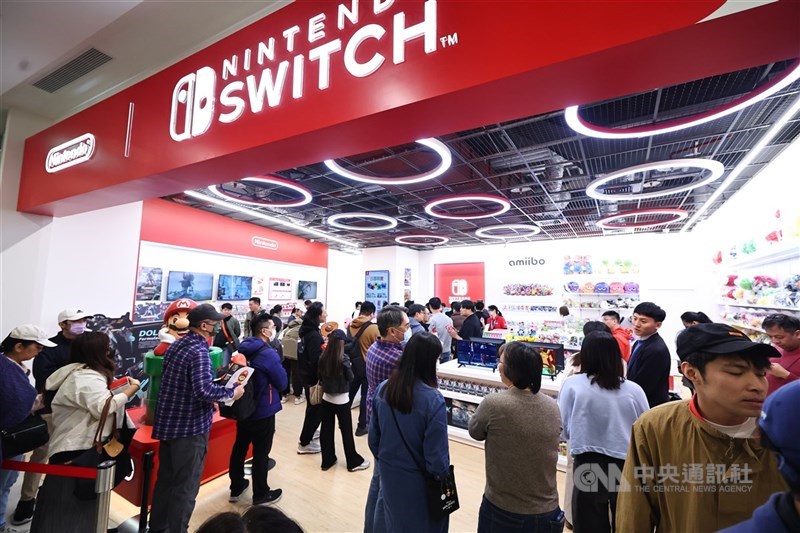 圖為大型購物中心LaLaport台北南港店的任天堂授權商品旗艦店。 (中央社檔案照片)