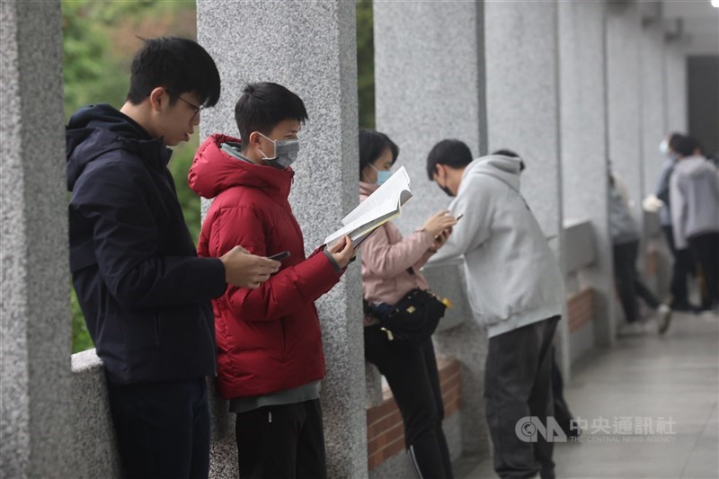 一名錄取陽明交大醫學系的高中生,書審資料被發現有多處陳述與事實不符,遭取消錄取資格。國教行動聯盟5日表示,是制度使學生被迫誇大,呼籲大學檢討學習歷程採計。圖為學測考試畫面(中央社檔案照片)