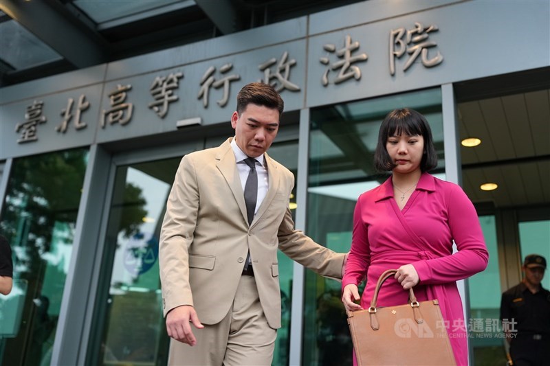 圖為罷團「地動刪瑤」召集人賴苡任(左)3日聲請假處分。(中央社檔案照片)