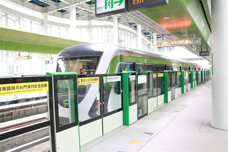 台中捷運綠線4日晚間文心櫻花站與市政府站區間轉轍器發生異常,一度造成雙向列車延誤,經中捷公司派員搶修已恢復正常營運,各站將受理未完成旅程的旅客退票,發生原因尚在查證釐清。(中央社檔案照片)