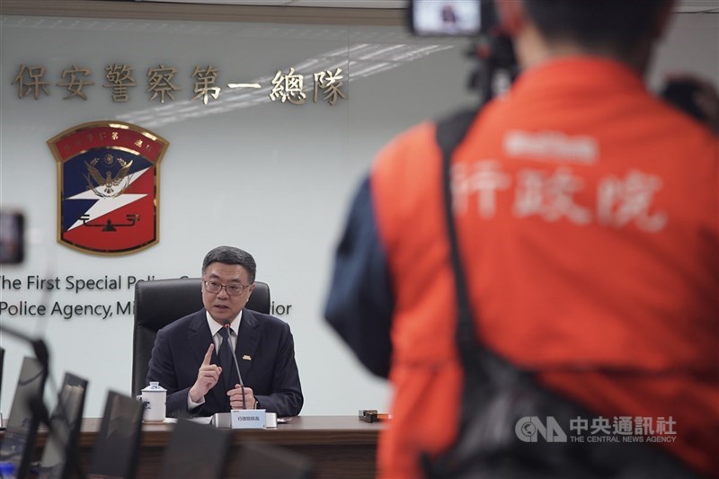 圖為行政院長卓榮泰(後)1月23日視察「165反詐騙諮詢專線」業務。(中央社檔案照片)