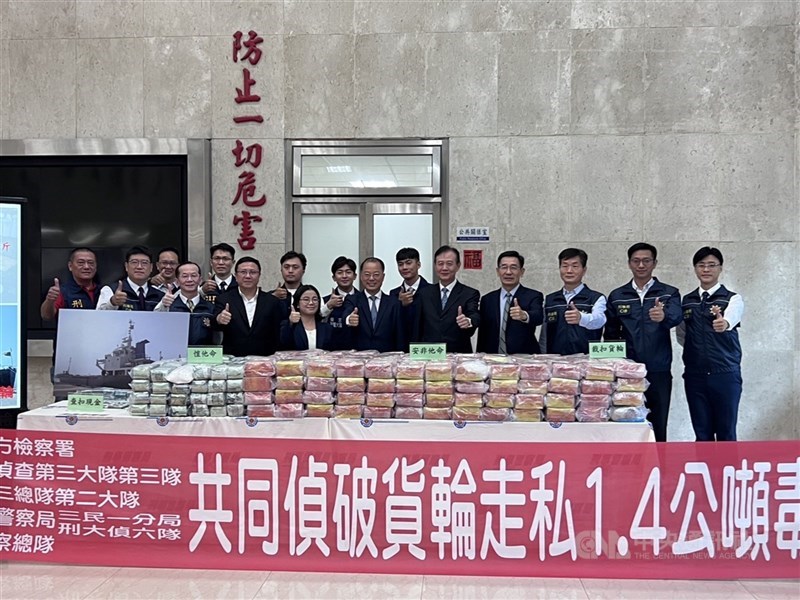刑事局112年破獲台灣史上最大宗安非他命走私案,查扣市價23億元的1噸多安毒,李姓主嫌一審原判無期徒刑,但高雄高分院依李男供出共犯,改判17年。圖為當時破案記者會畫面。(刑事局提供)