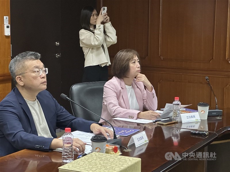 罷免民主進步黨籍立法委員蔡其昌、何欣純2階連署明天截止送件,但罷團今天表示,不再推進送件程序。(中央社檔案照片)