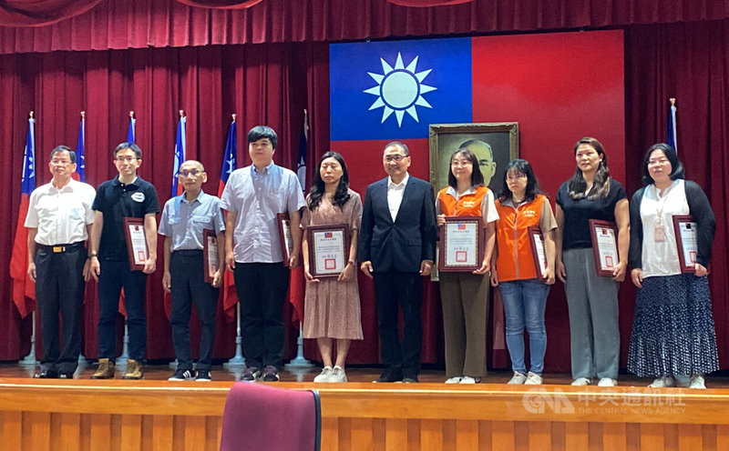 新北市長侯友宜(右5)5日在新北市警局出席6月治安會報,會中表揚公共安全聯合稽查工作績優人員。中央社記者黃旭昇新北攝 114年6月5日