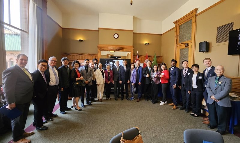 加拿大安省議員何德孟在省議會發表紀念馬偕聲明,駐多倫多辦事處長梁毅鵬及台灣僑界人士應邀見證。聲明發表後在省議會內舉行紀念馬偕茶會,眾人合影留念。(駐多倫多辦事處提供)中央社記者胡玉立多倫多傳真 114年6月5日