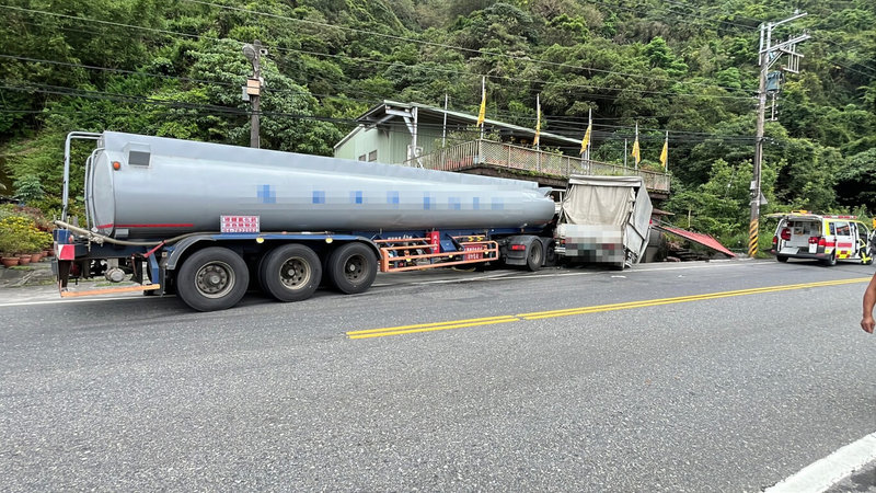 宜蘭縣頭城鎮台2線116公里處,5日上午11時許發生1輛槽罐車疑撞上貨車後衝入民宅事故,槽罐車駕駛受困車內消防搶救送醫,貨車內2名男子則自行脫困送醫。(讀者提供)中央社記者王朝鈺傳真 114年6月5日