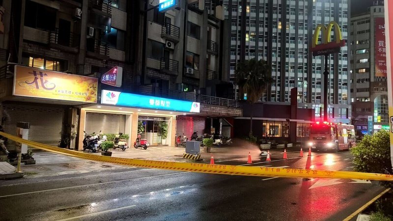 台南永康區中正北路一帶5日晚間疑有瓦斯外洩情形,警消獲報到場處理,目前已封鎖周遭數個街區,且疏散周邊店家人潮,布下水線防護戒備。(台南市消防局提供)中央社記者張榮祥台南傳真 114年6月5日