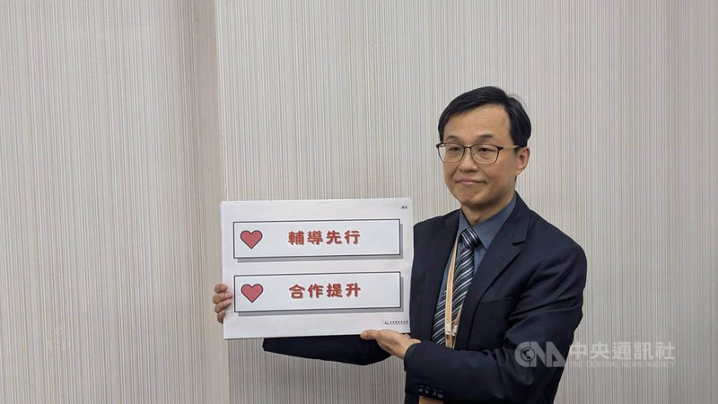 食品良好衛生規範準則新規明定食品從業人員調理食品時,不能同時或接續接觸金錢。食藥署長姜至剛(圖)5日親上火線受訪說明,指出將無限期以輔導先行。中央社記者曾以寧攝 114年6月5日