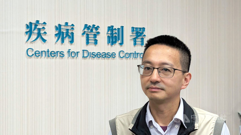 國內COVID-19疫情持續上升,衛福部疾管署發言人羅一鈞(圖)表示,11日起,65歲以上等3類高風險族群者,第2劑JN.1疫苗的接種間隔建議,將調整為與前1劑JN.1疫苗間隔至少2個月。中央社記者曾以寧攝 114年6月5日