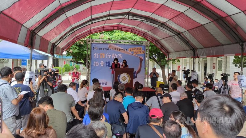 法務部行政執行署台中分署5日舉辦變價法拍會,拍賣因案查扣8輛進口車,吸引30多組人登記競標,最後有4輛成功拍出,變價新台幣1021萬元。中央社記者蘇木春攝 114年6月5日