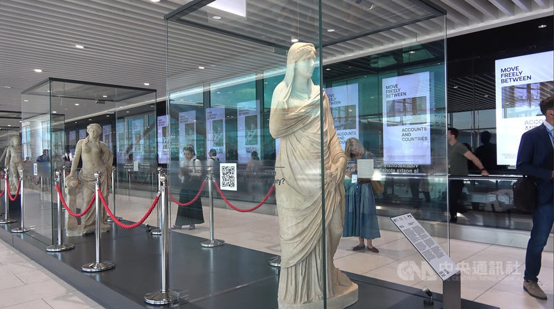 羅馬達文西機場內陳列許多古蹟雕像，讓旅客宛如置身博物館。中央社記者黃雅詩羅馬攝  114年6月5日