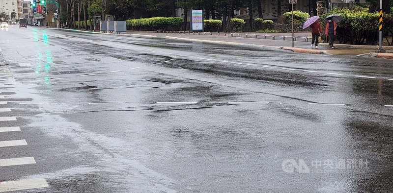 受滯留鋒面影響,澎湖地區5日清晨雷雨交加,馬公地區雨勢近100毫米,所幸未有災情傳出,上午雨勢已趨緩。中央社 114年6月5日