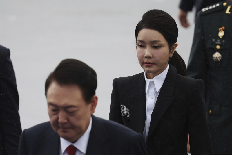 圖為韓國前總統尹錫悅(左)與前第一夫人金建希(右)。(美聯社)