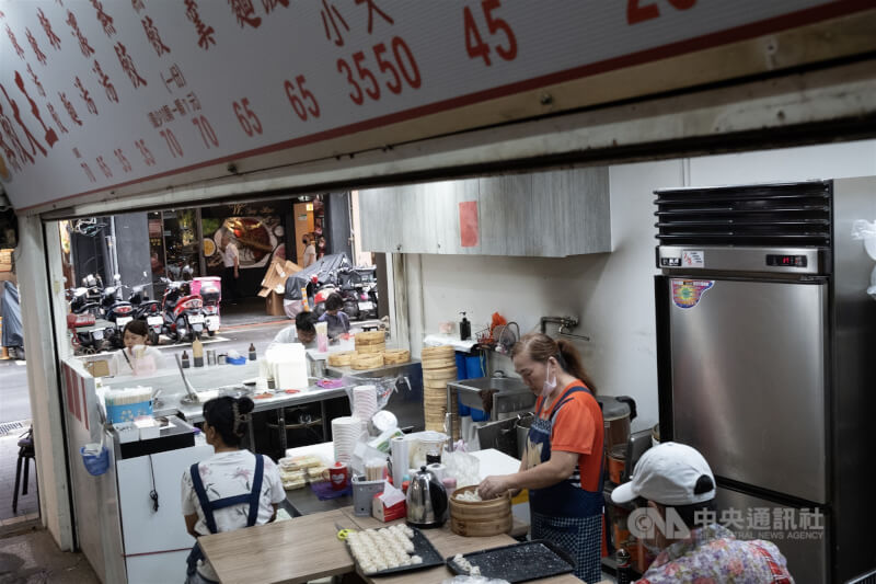 主計總處5日公布5月消費者物價指數(CPI)年增率為1.55%,漲勢相較4月有所收斂,但跟民生密切相關的外食費年增率仍達3.5%,漲幅持續擴大,更創下15個月新高,讓民眾對物價上漲的感受依舊深刻。圖為台北市中正區小吃店人員包餃子。中央社記者趙世勳攝 114年6月5日