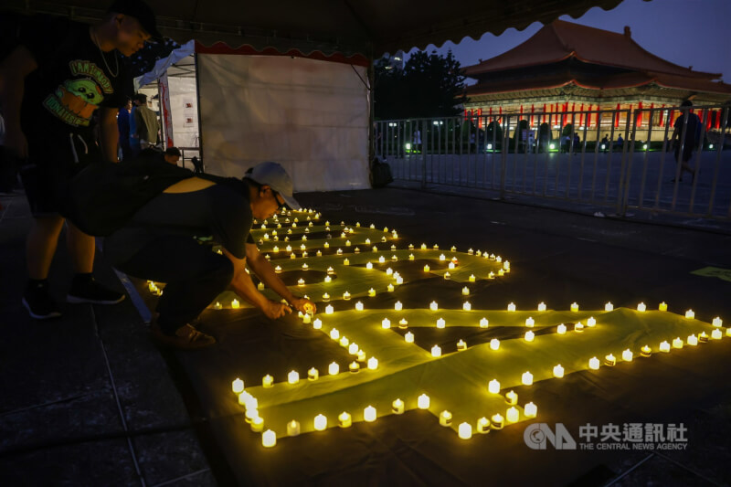 華人民主書院與多個民團4日晚間在台北市自由廣場舉辦六四天安門事件36週年哀悼晚會,民眾以燭光點亮8964字樣。中央社記者裴禛攝 114年6月4日