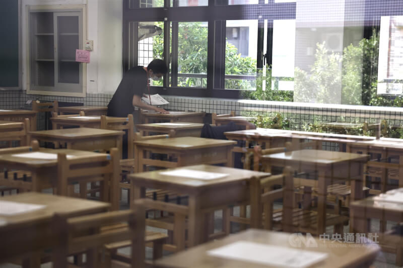 圖為在考場進行準備工作的試務人員。(中央社檔案照片)