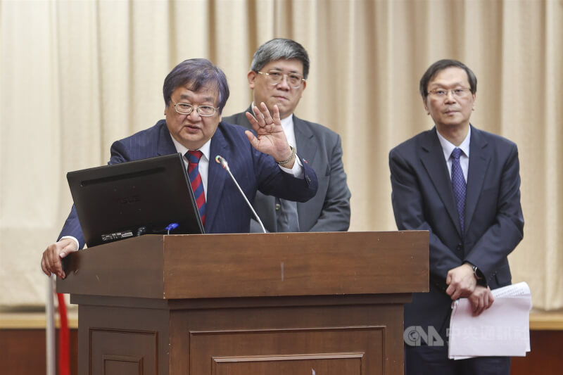 立法院財政委員會5日邀請衛福部長邱泰源(左)就「最近疫情再起,有關衛生福利部過去所準備的快篩試劑、疫苗、各式藥品及相關醫療機構因應措施」進行專題報告,並備質詢。中央社記者鄭清元攝 114年6月5日