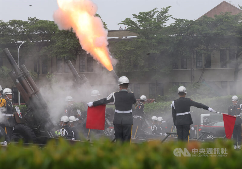 總統府5日上午以軍禮迎接瓜地馬拉共和國總統阿雷瓦洛訪團一行,並在戶外廣場鳴放禮砲。中央社記者趙世勳攝 114年6月5日