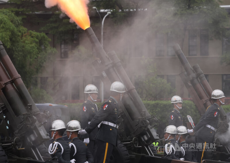 瓜地馬拉共和國總統阿雷瓦洛率團訪台,並於5日上午前往總統府拜會,國軍於戶外廣場施放最高規格21響禮砲致上最高敬意。中央社記者趙世勳攝 114年6月5日