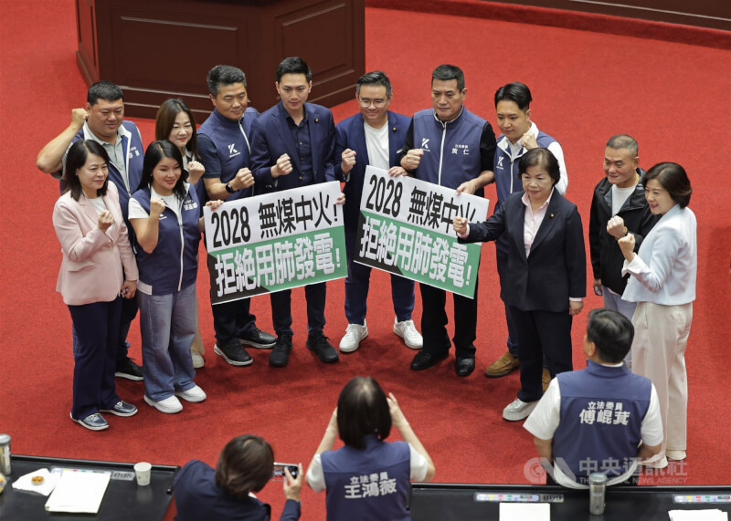 立法院會3日在在野黨人數優勢下,表決通過國民黨及民眾黨立委提案,決議台中發電廠應逐年提出並落實減煤計畫,並在2028年完成無煤中火的國家減碳目標。圖為國民黨立委表決後拍照留影。(中央社檔案照片)