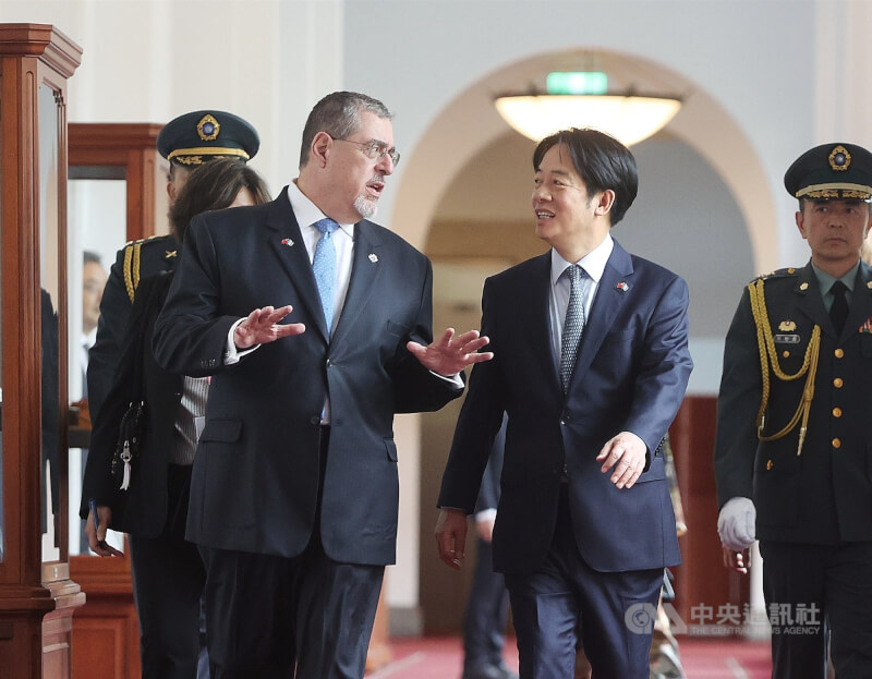 總統賴清德(前右2)5日在總統府與瓜地馬拉共和國總統阿雷瓦洛(Bernardo Arévalo)(前左)進行雙邊會晤,兩人一同步入會場。中央社記者郭日曉攝 114年6月5日