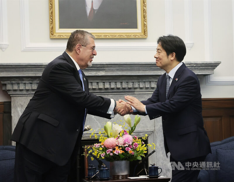 總統賴清德(右)5日在總統府與瓜地馬拉共和國總統阿雷瓦洛(Bernardo Arévalo)(左)進行雙邊會晤,雙方握手致意。中央社記者郭日曉攝 114年6月5日