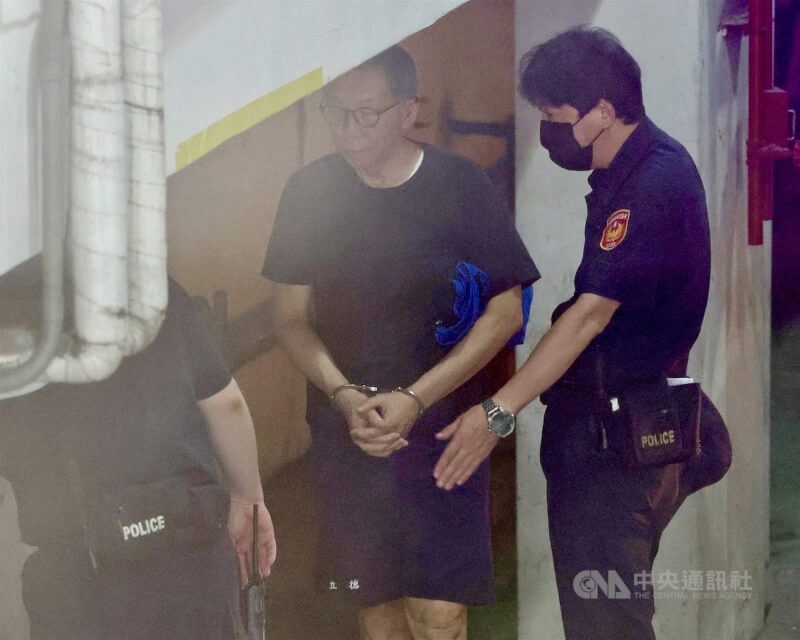 台北地方法院5日開庭審理京華城案,提訊在押的前台北市長柯文哲(中)出庭。中央社記者張皓安攝 114年6月5日