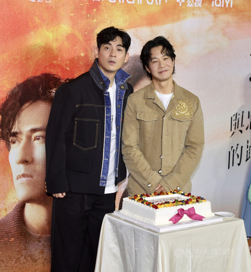 台劇「我們與惡的距離II」首映會4日在台北舉行，為7日將正式開播的影集宣傳造勢，現場並替同為6月壽星的演員周渝民（左）、薛仕凌（右）準備蛋糕慶生。中央社記者王飛華攝  114年6月4日
