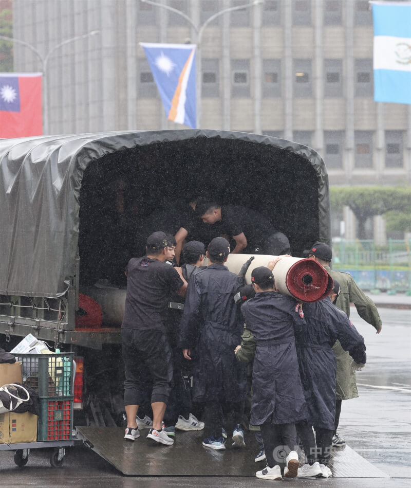 總統賴清德5日主持軍禮歡迎瓜地馬拉共和國總統阿雷瓦洛伉儷訪團一行,戶外廣場鋪設紅地毯因雨勢而進行收拾,軍禮改為府內敞廳進行。中央社記者趙世勳攝 114年6月5日