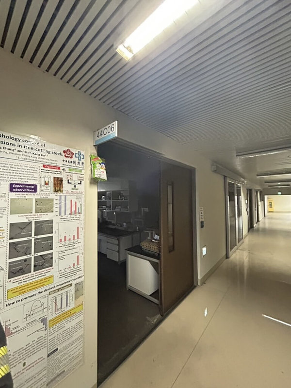 國立成功大學成功校區材料系12樓實驗室5日發生火警,現場緊急疏散,台南市消防人員趕到時,校方已用滅火器撲滅,幸無人傷亡。(台南市消防局提供)中央社記者張榮祥台南傳真 114年6月5日