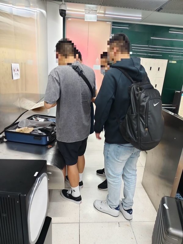 泰國警方6月3日在曼谷的蘇凡納布機場查獲3名台灣人企圖攜帶19支疑似詐騙用手機入境泰國。(泰國警方提供)中央社記者呂欣憓傳真 114年6月5日
