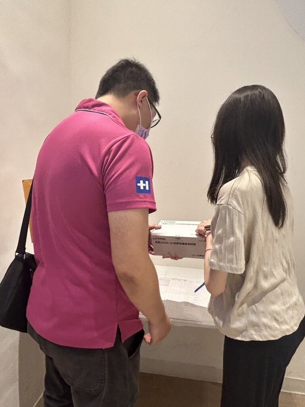 COVID-19疫情升溫,高雄市政府已緊急採購3萬劑醫用快篩以供全市244家住宿型長照機構有需要時使用,首批4000劑5日到貨、配送中。(高雄市衛生局提供)中央社記者林巧璉傳真 114年6月5日