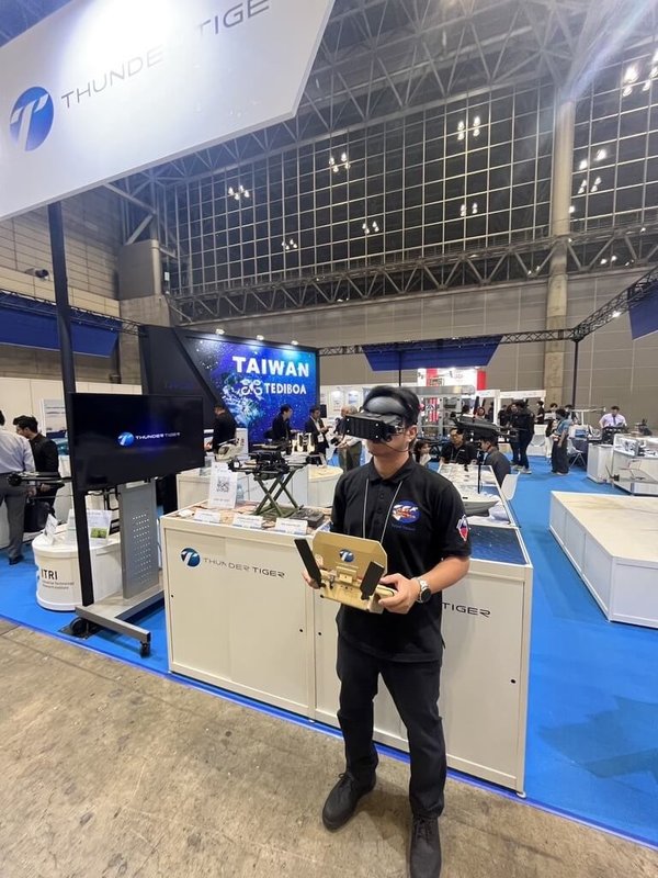 雷虎科技5日表示,攜手「台灣卓越無人機海外商機聯盟」,參加Japan Drone 2025國際無人機展覽會,以沉浸式自殺攻擊無人機為主,搭配完整周邊零件、自殺攻擊無人機主機生態系統,以及尖端AI應用方案。(雷虎提供)中央社記者潘智義傳真 114年6月5日