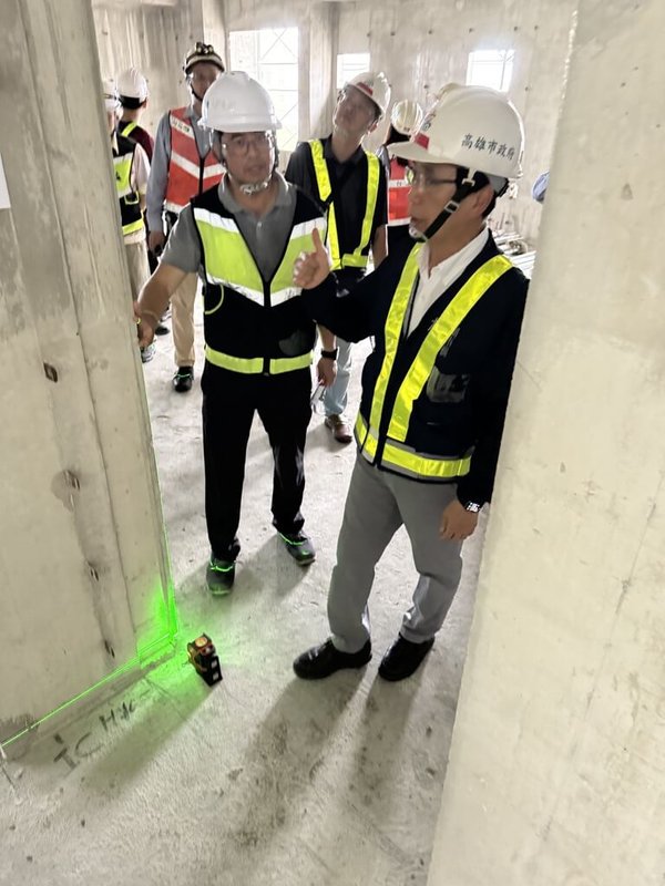 高雄岡山區87期重劃區內正在新建社宅,副市長林欽榮(前右)5日前往視察,提醒施工團隊注重工安防範,同時增派工班趕工,務必如期完工。(高雄市工務局提供)中央社記者蔡孟妤傳真 114年6月5日