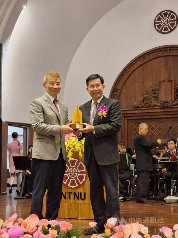 台灣師範大學5日舉行103週年校慶大會,典禮中由台師大校長吳正己(左)頒發傑出校友給前教育部長潘文忠(右)。中央社記者許秩維攝 114年6月5日