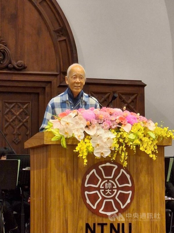 台灣師範大學5日舉行103週年校慶大會,當代藝術家江賢二(圖)獲頒台師大傑出校友,並發表獲選感言;江賢二定居台東並以工作室擴建「江賢二藝術園區」為在地藝術創作提供能量。中央社記者許秩維攝 114年6月5日