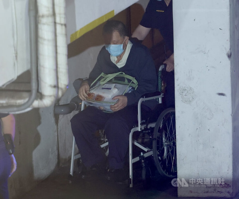 台北地方法院5日開庭審理京華城案,提訊在押的威京集團主席沈慶京(前)出庭。中央社記者張皓安攝 114年6月5日