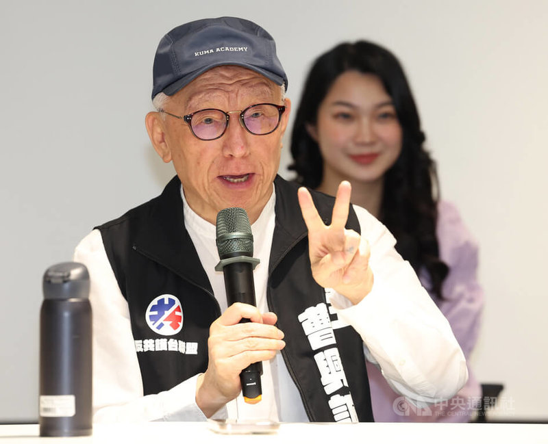 反共護台志工聯盟5日在台北舉行支援全台大罷免第三階段行動記者會,聯電創辦人、反共護台志工聯盟志工曹興誠(前)出席與會,並說明罷免行動近況與接下來計劃。中央社記者張新偉攝 114年6月5日