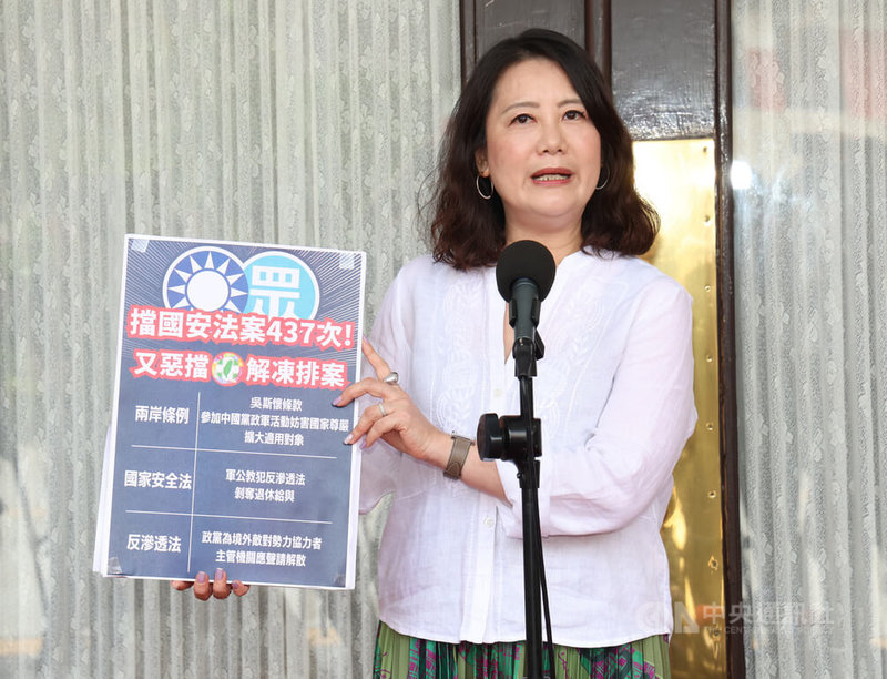 民進黨立法院黨團幹事長吳思瑤(圖)上午在立法院議場前,向媒體說明立法院會議程時表示,藍白一手惡砍國防預算,一手說要提升軍人福祉,不折不扣是為了救罷免,討好特定族群的肉桶修法,且擱置攸關民生的貨物稅法修正草案。中央社記者張新偉攝 114年6月6日