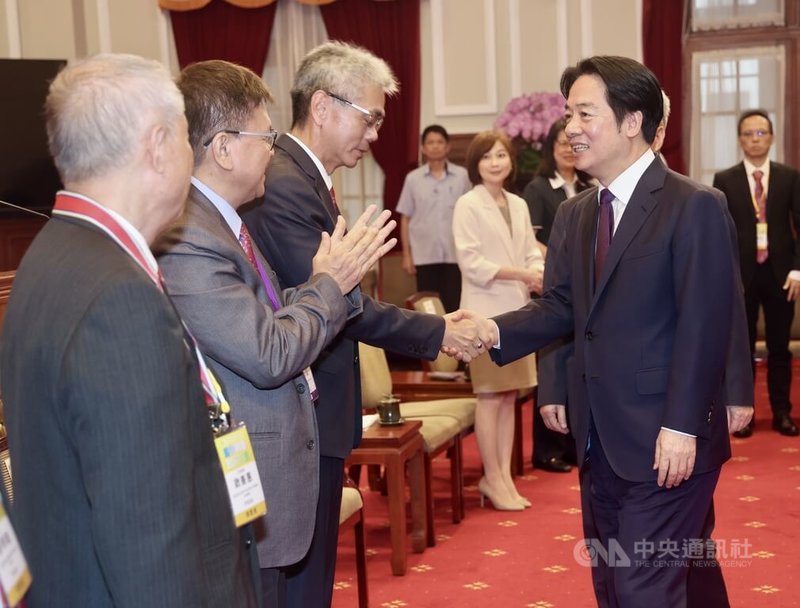 總統賴清德(前右)6日下午在總統府接見社團法人中國工程師學會114年度各項獎章得獎人,逐一握手致意,並恭喜得獎人與得獎單位,感謝他們對國家建設的奉獻與付出。中央社記者張皓安攝 114年6月6日
