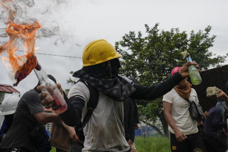 巴拿馬教師罷課抗議從4月23日爆發。一名抗議民眾在與警方發生衝突時,丟擲燃燒瓶罐。(美聯社)