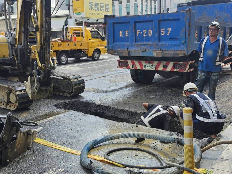台南市永康區中正北路一帶5日晚上瓦斯外洩,警消封鎖周邊數個街區,連夜開挖約10小時尋獲外洩管線更換補修,市府將依法究責並助店家求償。(台南市政府提供)中央社記者張榮祥台南傳真 114年6月6日