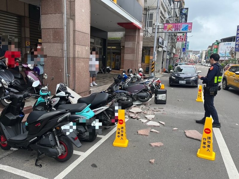 苗栗市中山路鯨友百貨大樓6日中午發生外牆裝飾花崗石崩落意外,下方停放在路邊的6部機車遭砸中受損,所幸當時無人員經過,未釀傷亡。(警方提供)中央社記者管瑞平傳真 114年6月6日