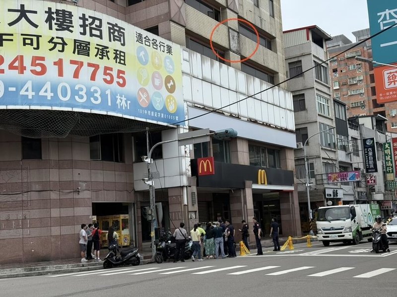 苗栗市鯨友百貨大樓6日中午發生外牆裝飾花崗石崩落(紅圈處)意外,下方停放在路邊的6部機車遭砸中受損,所幸當時無人員經過,未釀傷亡。(民眾提供)中央社記者管瑞平傳真114年6月6日
