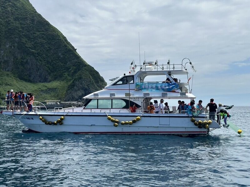 漁業署6日在基隆舉辦「世界海洋日魚苗放流暨外籍船員關懷活動」,邀來台工作的外籍漁船船員為海洋投入健康優質的原生魚苗。(漁業署提供)中央社記者汪淑芬傳真 114年6月6日