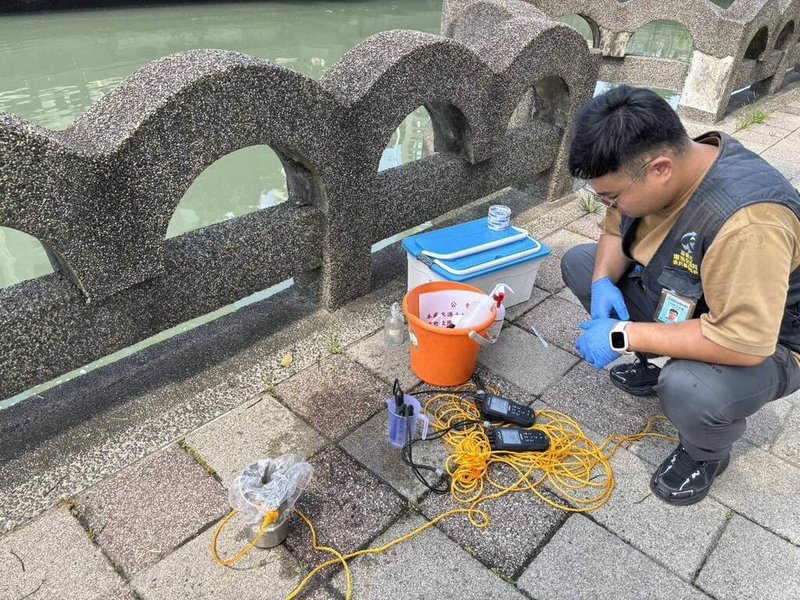 基隆市仁一路某社區消防設備6日破漏,導致消防泡沫原液流入田寮河,環保局初步抽驗水質含化學劑,將依水污染防治法裁處社區管委會。(基隆市環保局提供)中央社記者沈如峰基隆傳真 114年6月6日